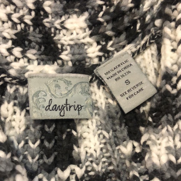 Daytrip sweater vest with 2 buttons. Black and white size small - Picture 5 of 6